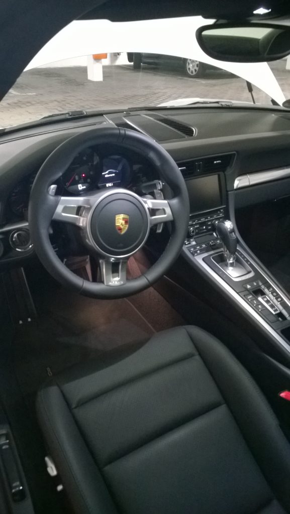 porsche 911 cockpit